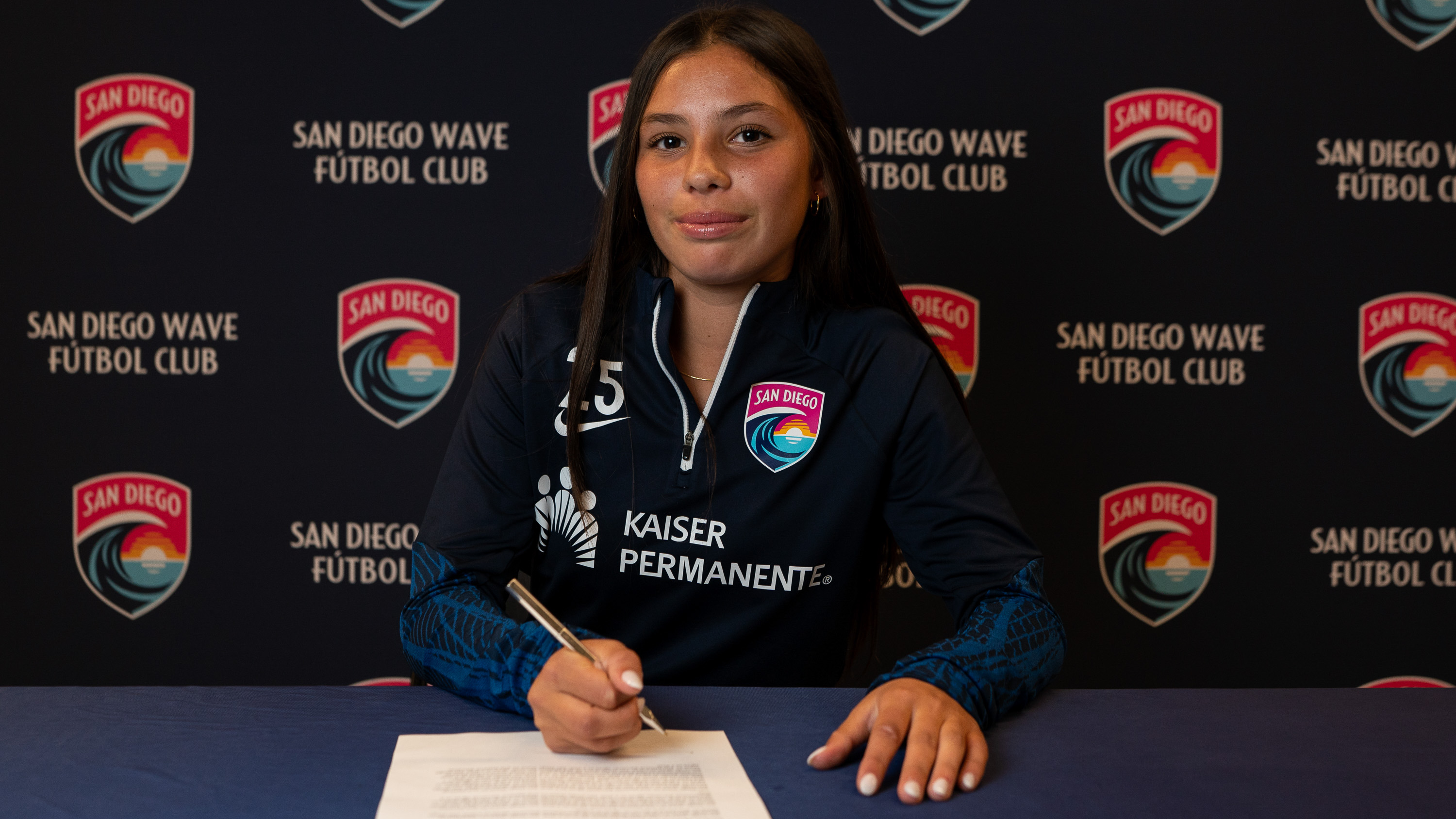 San Diego Wave signs Melanie Barcenas, becoming the youngest player in the NWSL.